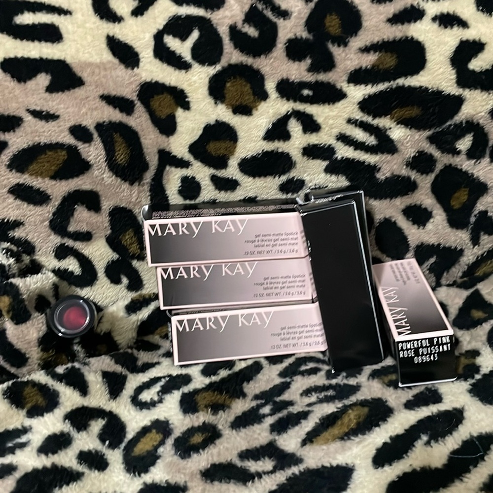 Mary Kay
Gel Semi-Matte
Lipstick 
Powerful Pink